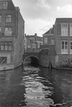 68802 Gezicht op de Plompetorenbrug en de Stadsbuitengracht te Utrecht, met links een gedeelte van de achtergevel van ...